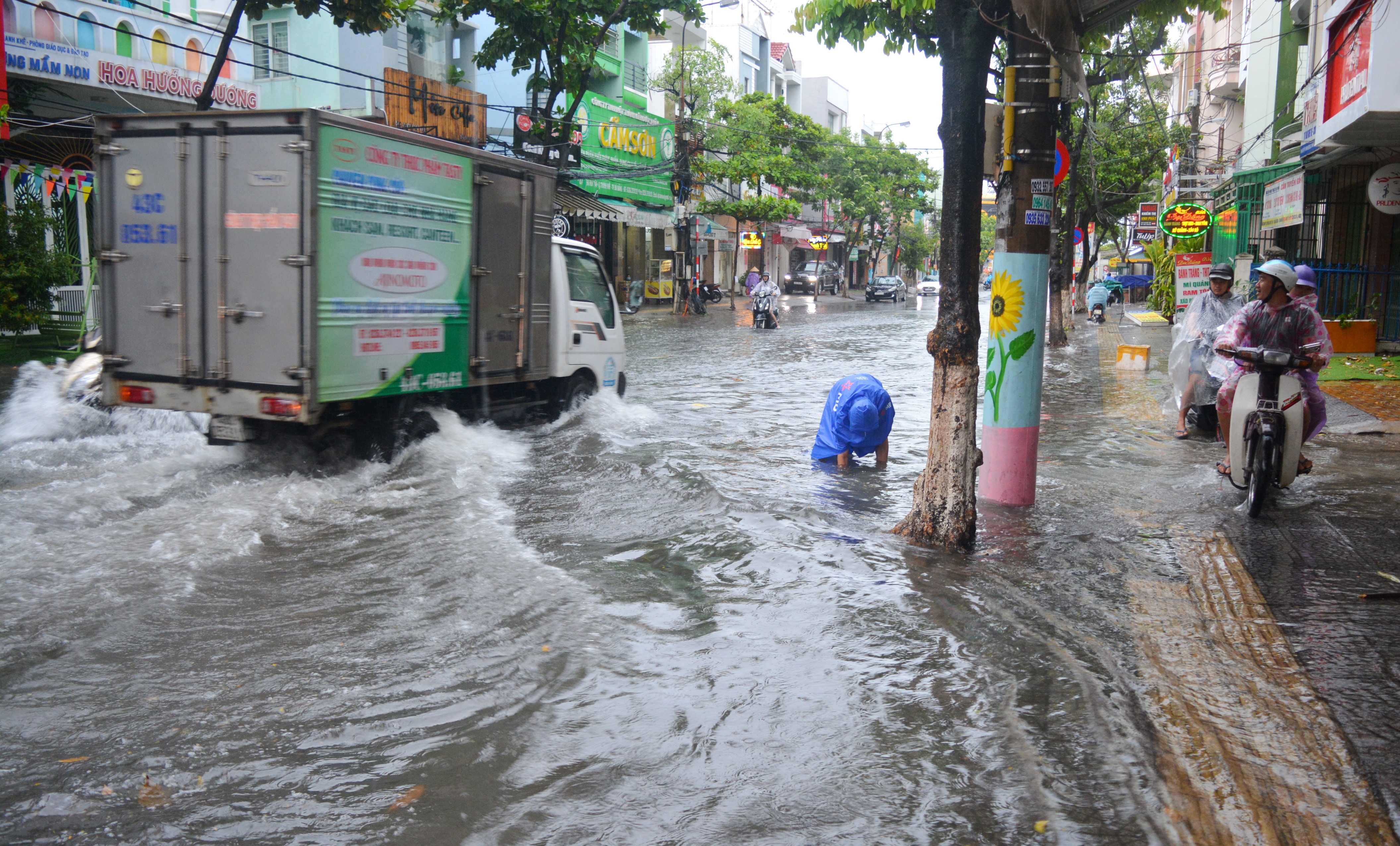 Đà Nẵng ngập cục bộ một số tuyến phố do ảnh hưởng của bão số 5